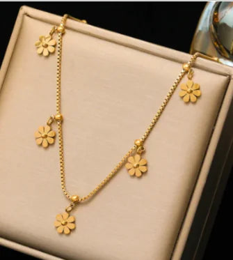 Gold Daisy Necklace - Delicate Everyday Jewelry | Aethel Adorn